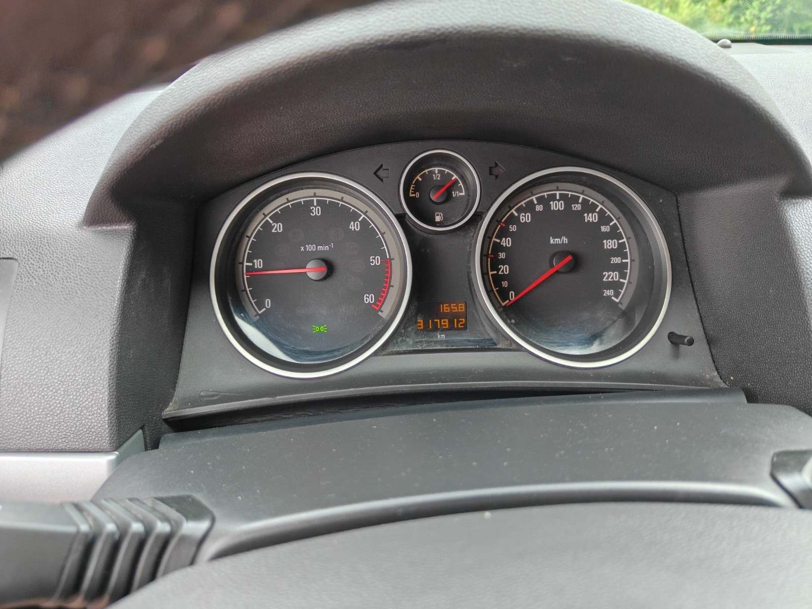 Gul Opel Astra fra 2010