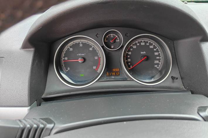 Gul Opel Astra fra 2010