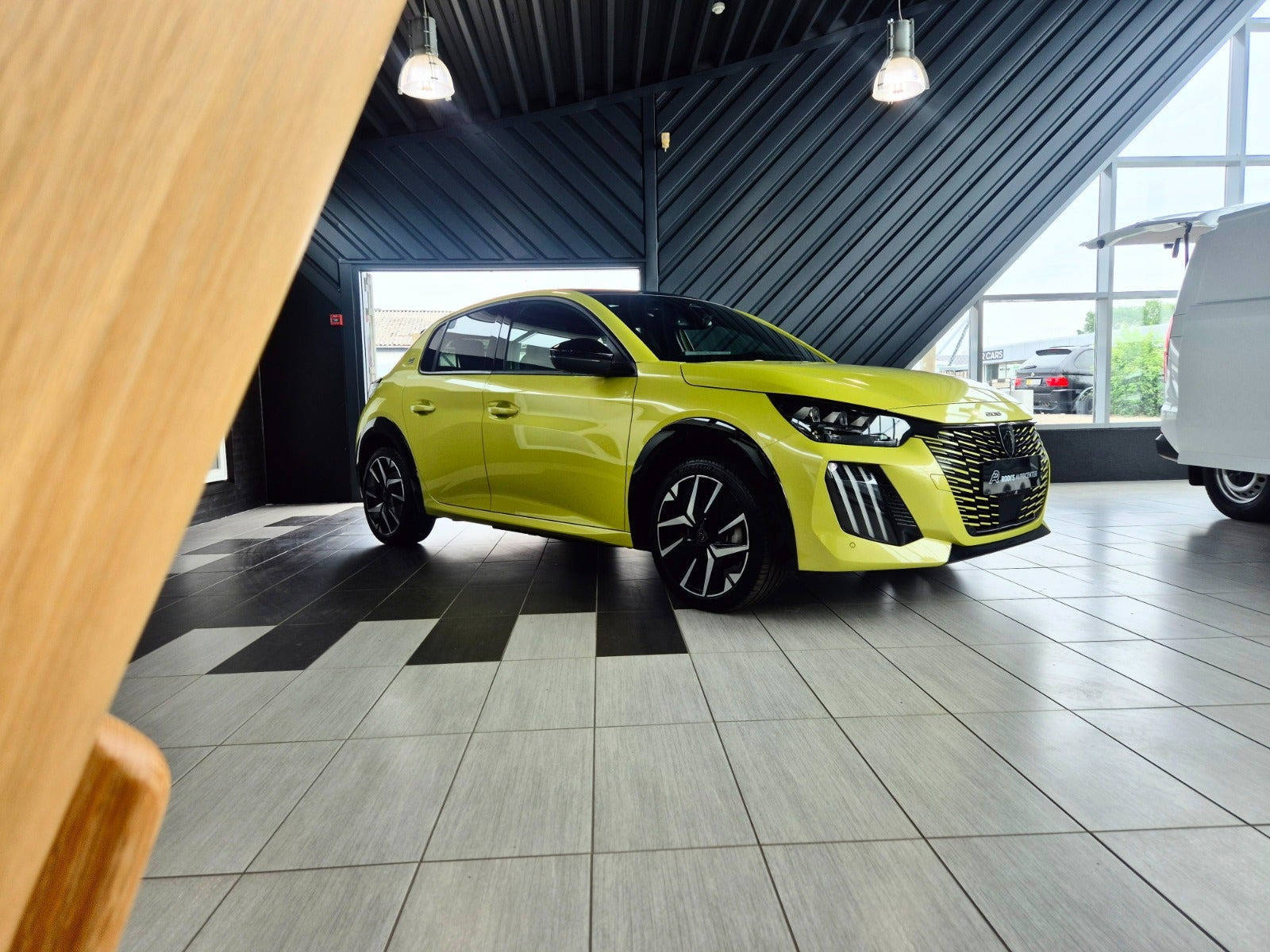 Grøn Peugeot e-208 fra 2026