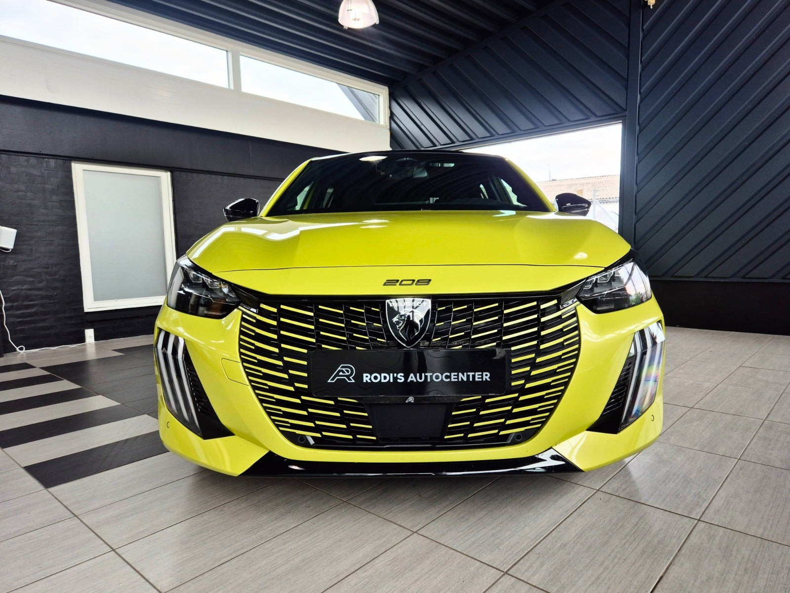 Grøn Peugeot e-208 fra 2026