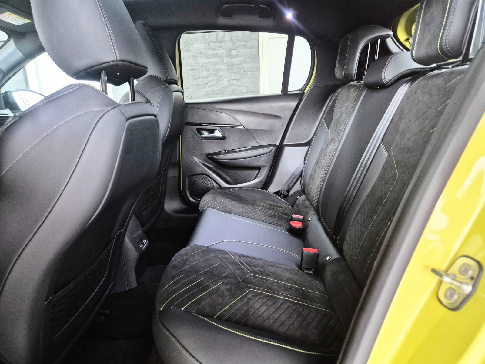 Grøn Peugeot e-208 fra 2026