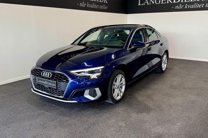 Blå Audi A3 fra 2021 set udefra