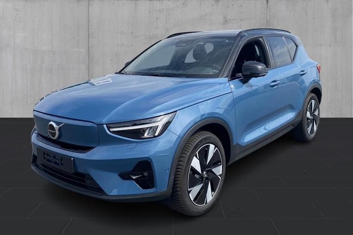 Blå Volvo XC40 fra 2023 set udefra
