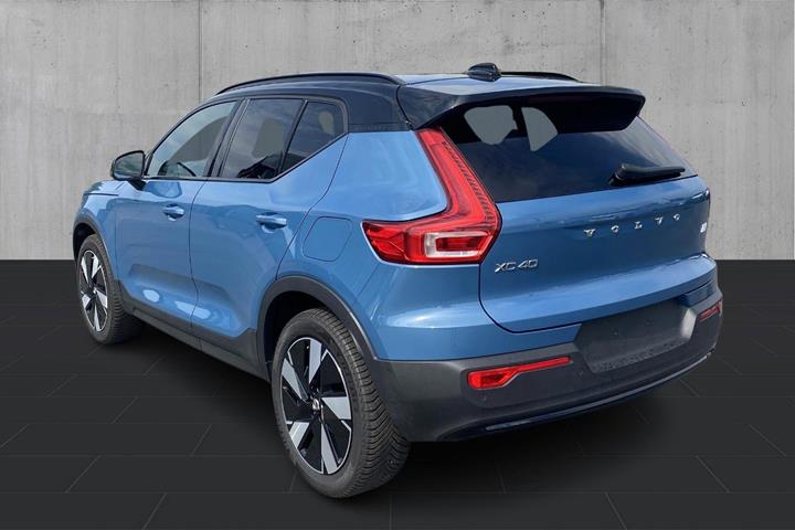 Blå Volvo XC40 fra 2023