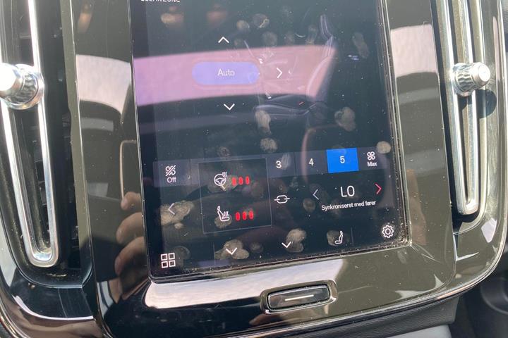 Blå Volvo XC40 fra 2023