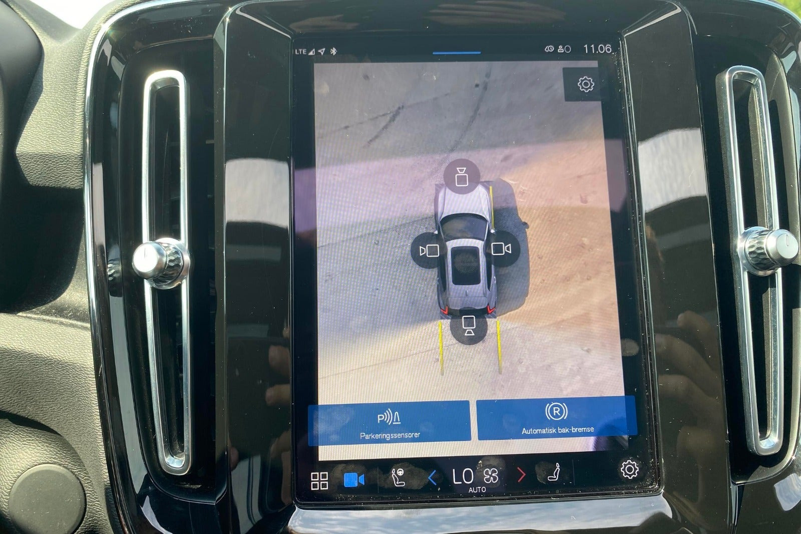 Blå Volvo XC40 fra 2023
