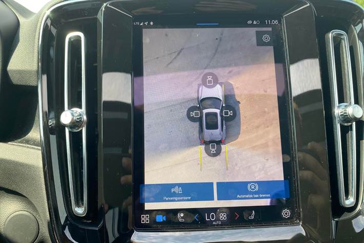 Blå Volvo XC40 fra 2023
