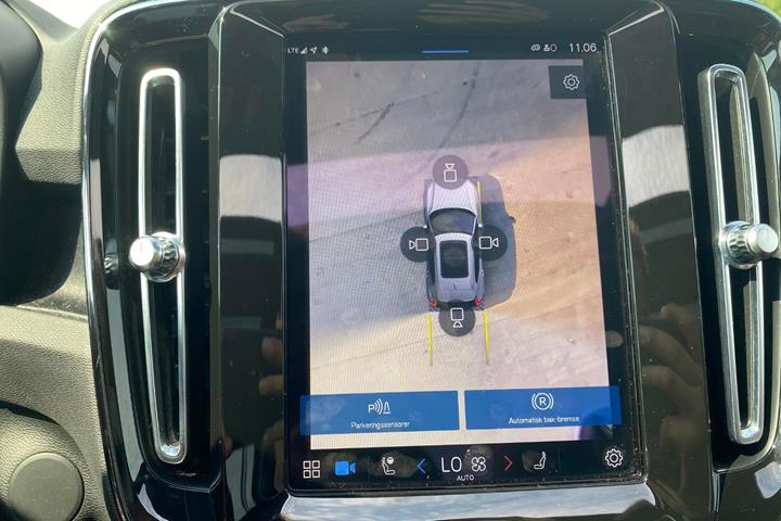 Blå Volvo XC40 fra 2023