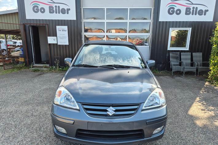 Grøn Suzuki Liana fra 2006
