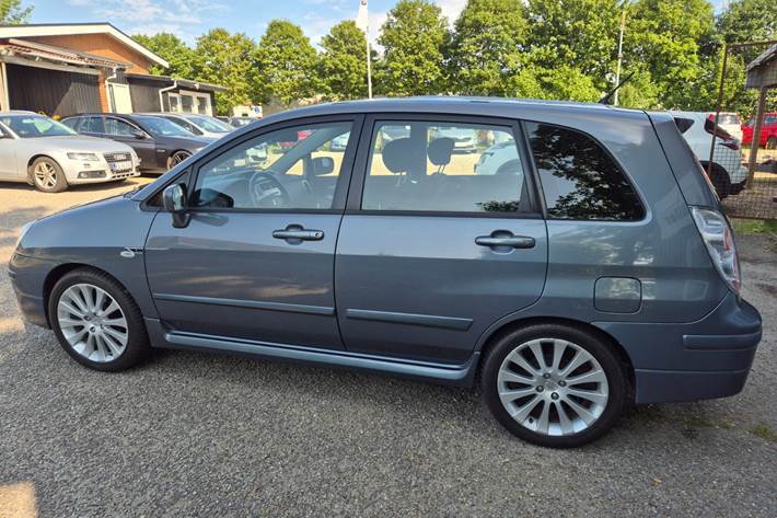 Grøn Suzuki Liana fra 2006
