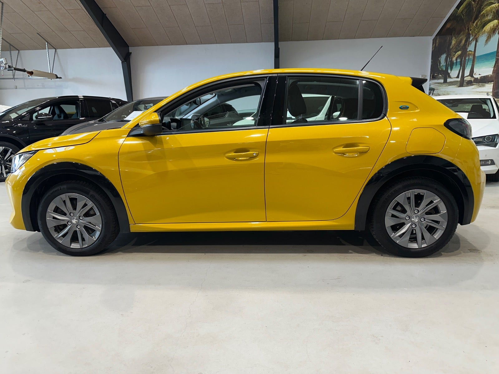 Gul Peugeot e-208 fra 2020