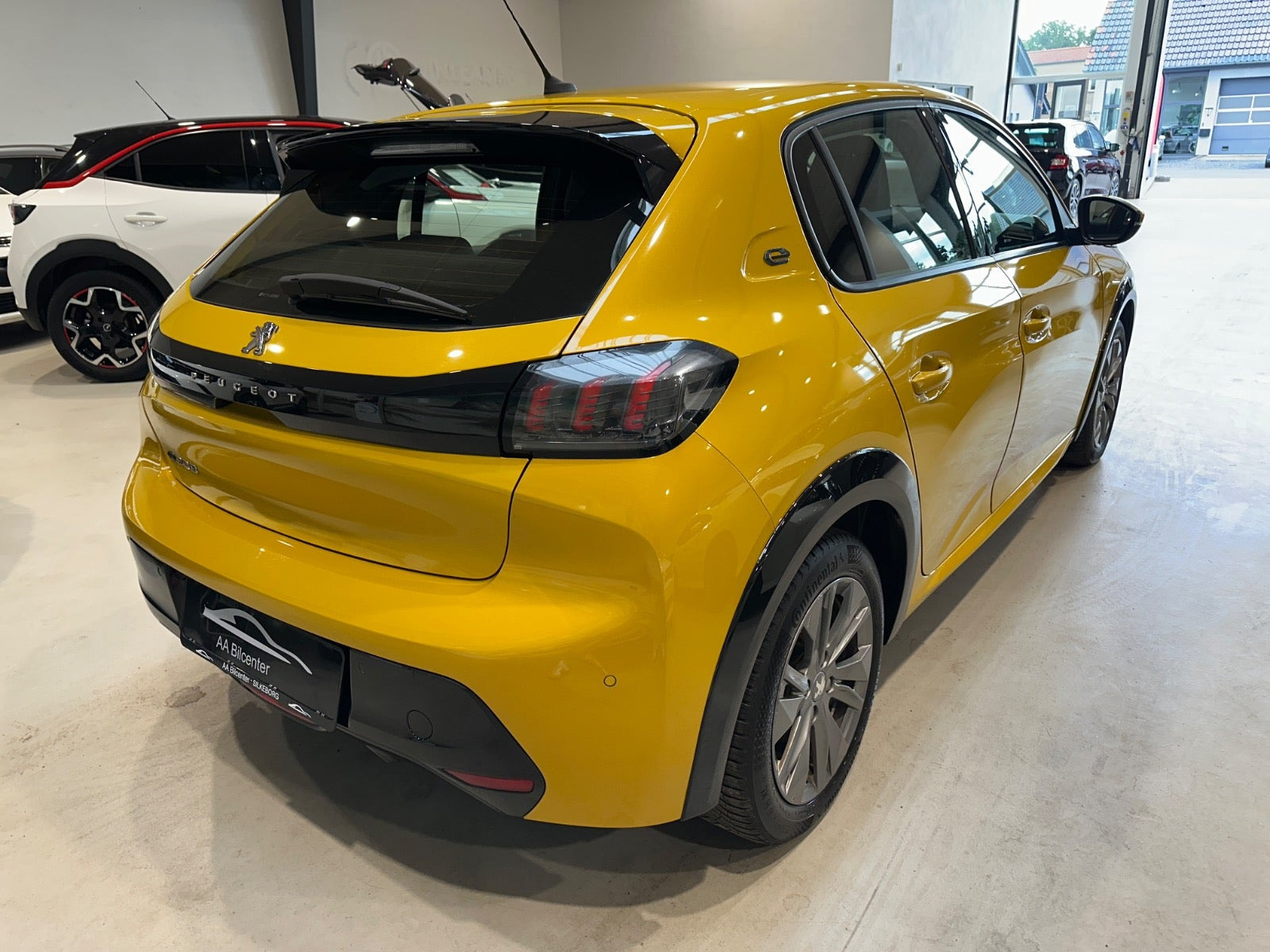 Gul Peugeot e-208 fra 2020