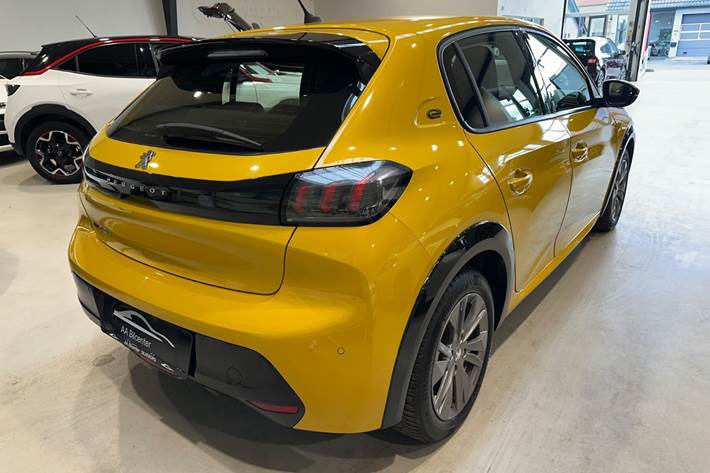 Gul Peugeot e-208 fra 2020