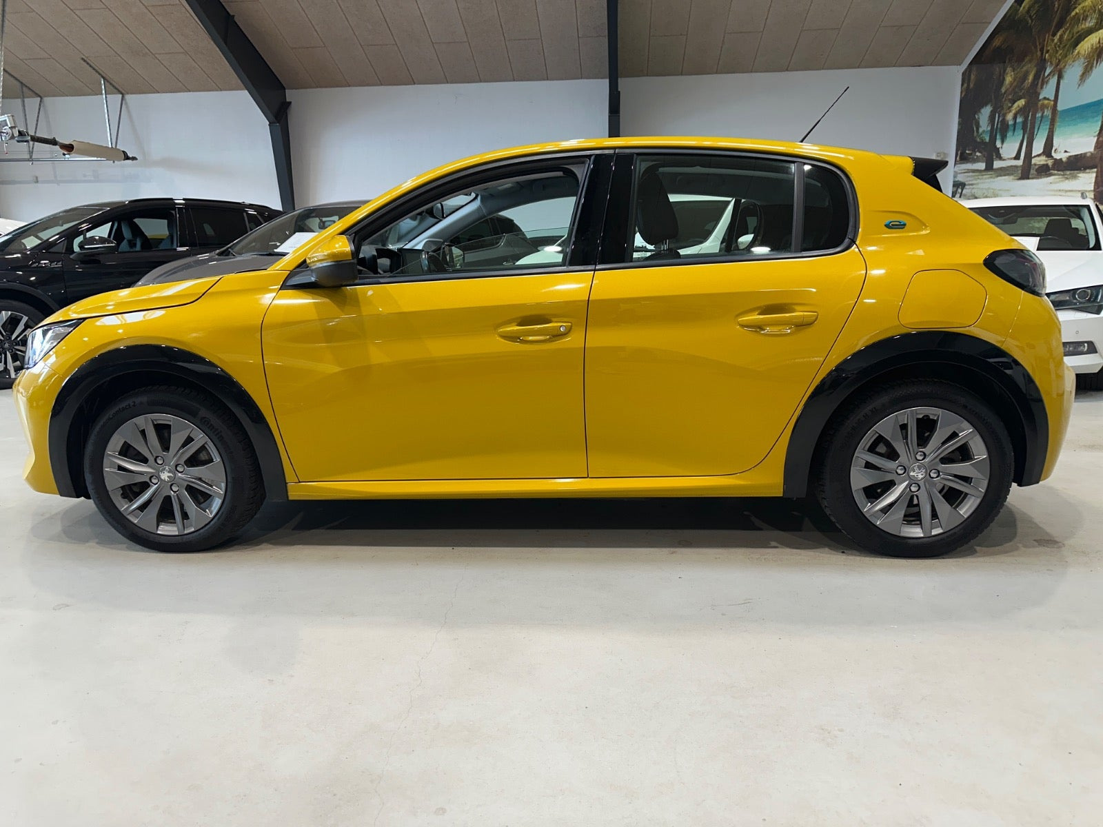 Gul Peugeot e-208 fra 2020
