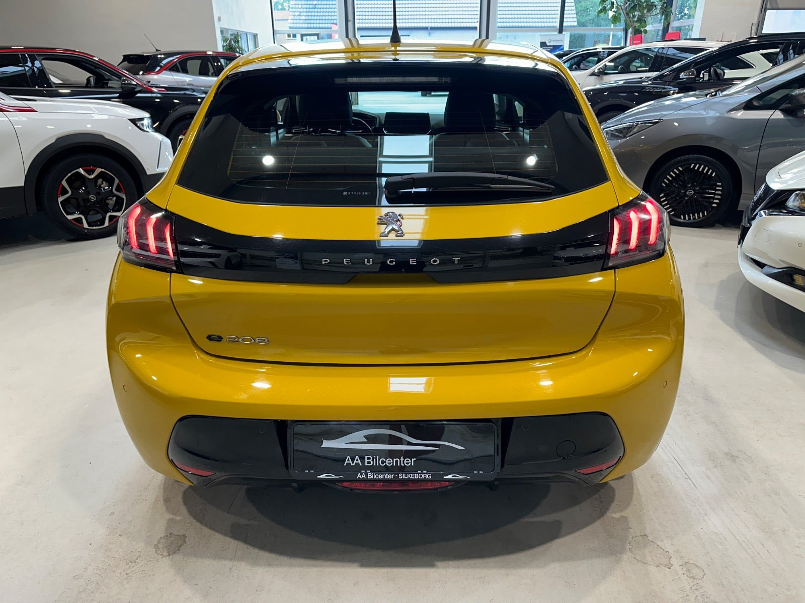 Gul Peugeot e-208 fra 2020