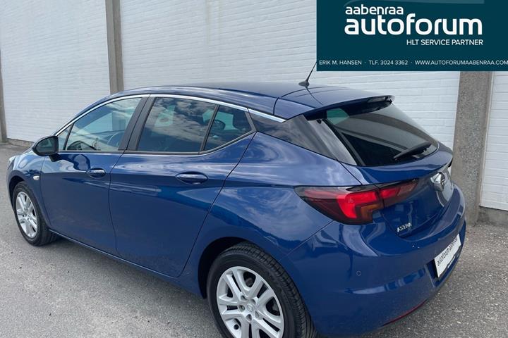 Blå Opel Astra fra 2019