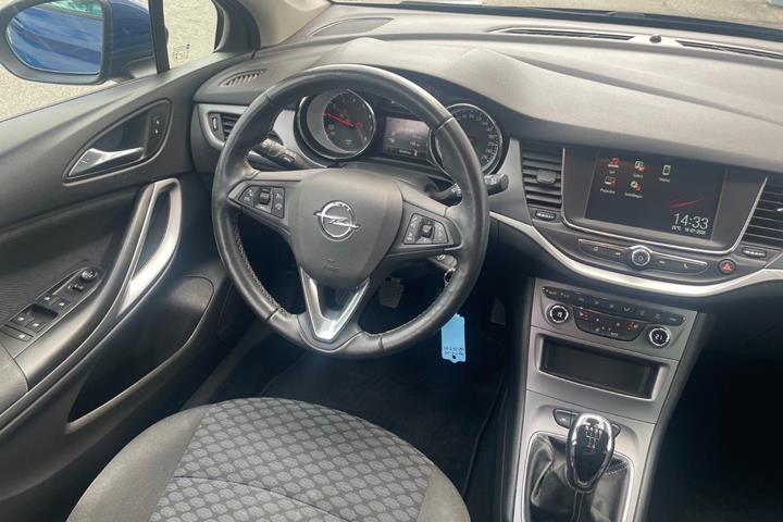 Blå Opel Astra fra 2019