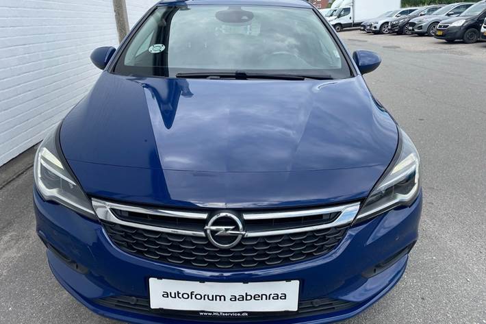 Blå Opel Astra fra 2019