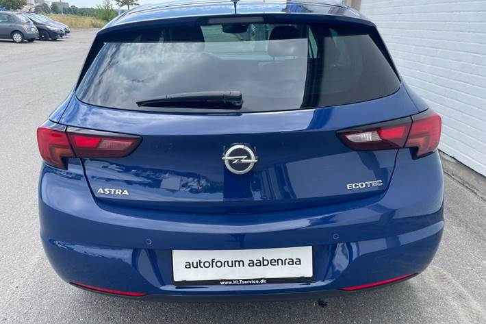 Blå Opel Astra fra 2019