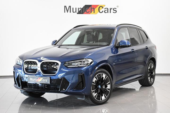 Blå BMW iX3 fra 2024 set udefra