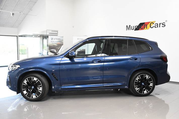 Blå BMW iX3 fra 2024