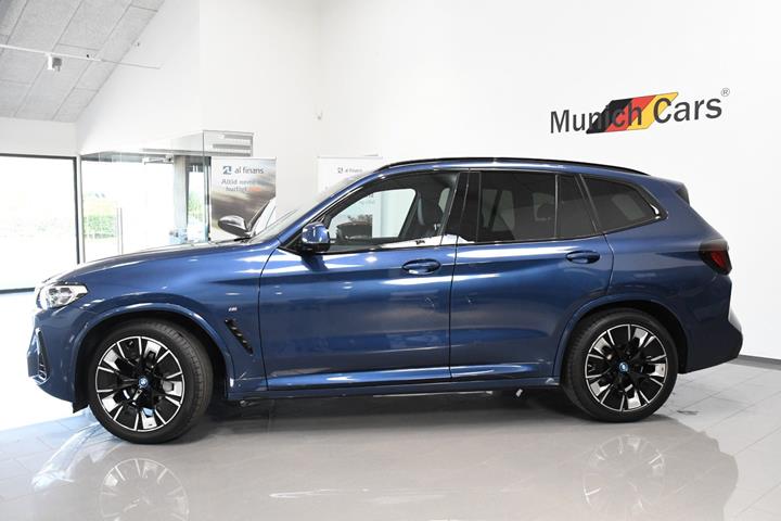 Blå BMW iX3 fra 2024