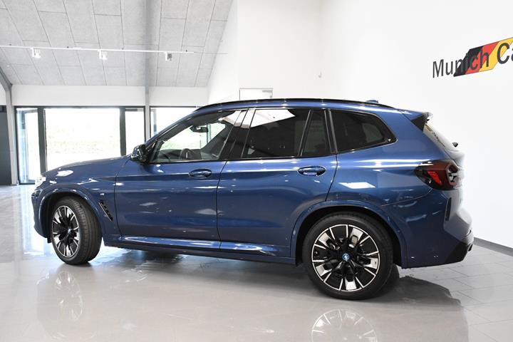 Blå BMW iX3 fra 2024