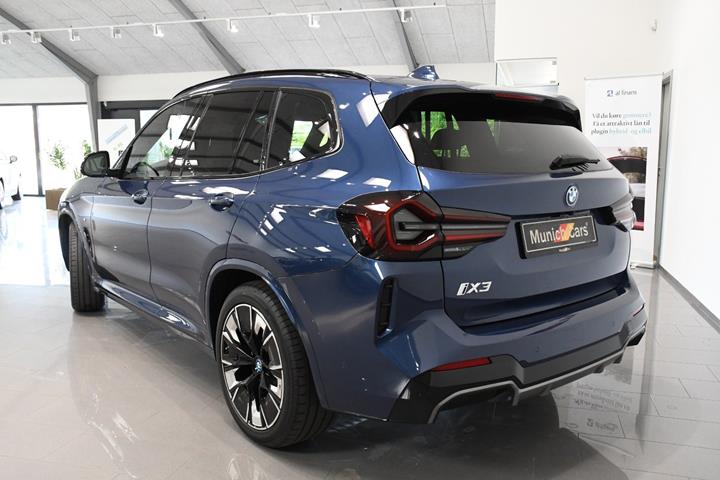 Blå BMW iX3 fra 2024