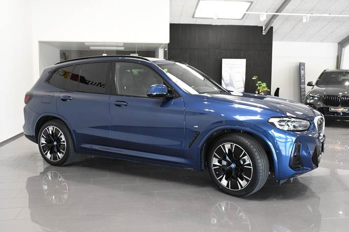 Blå BMW iX3 fra 2024