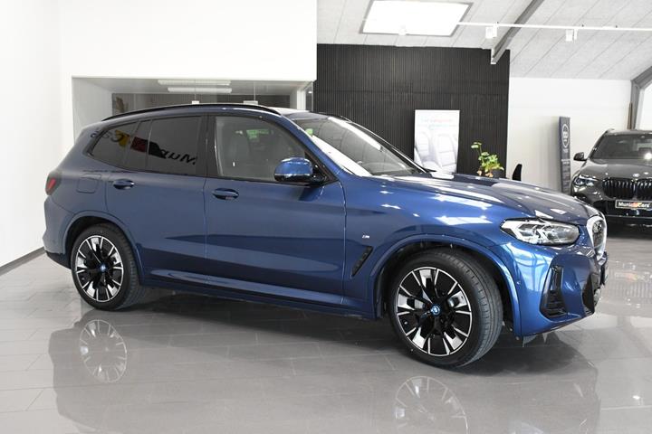 Blå BMW iX3 fra 2024
