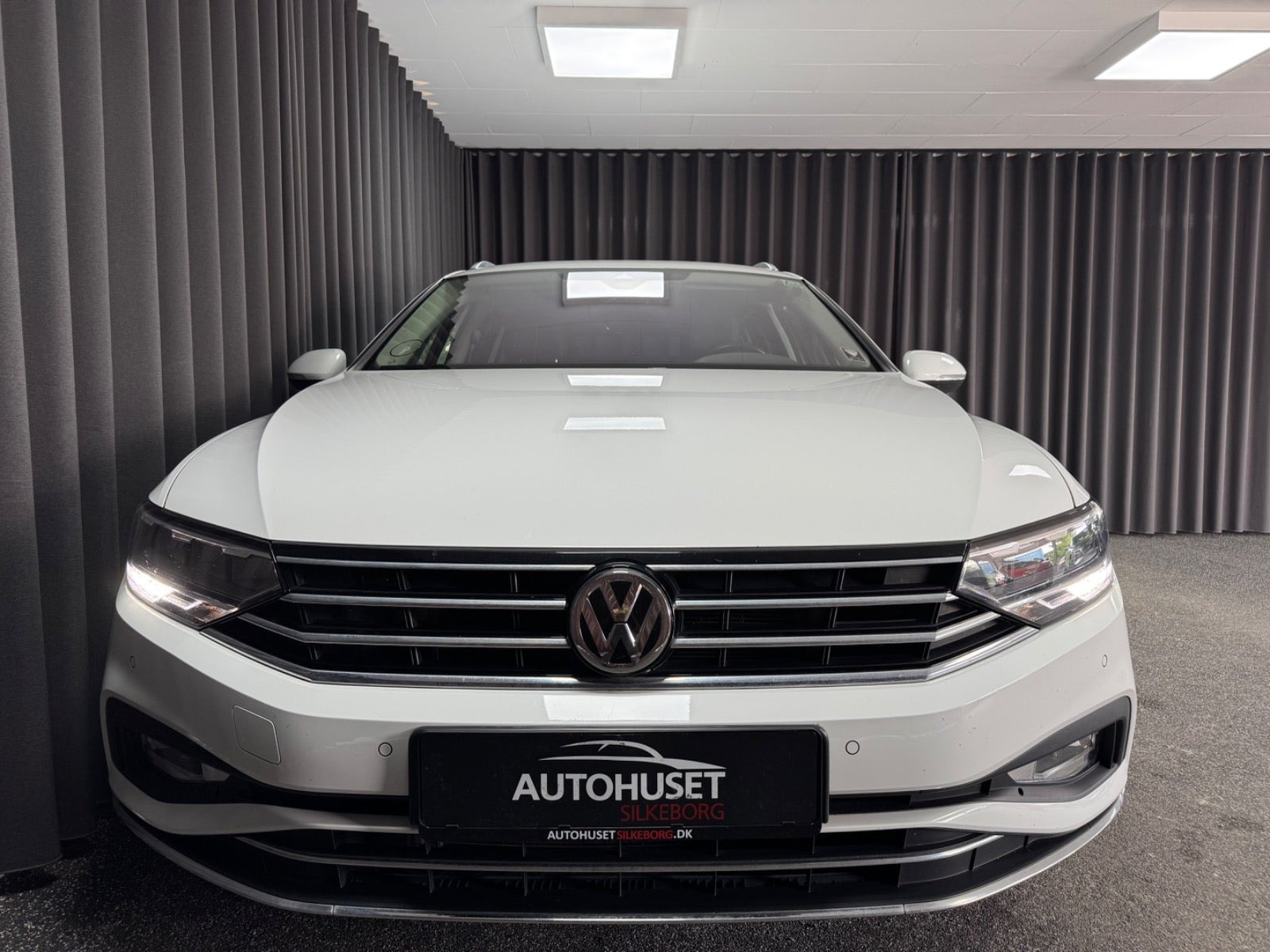 Hvid VW Passat fra 2020