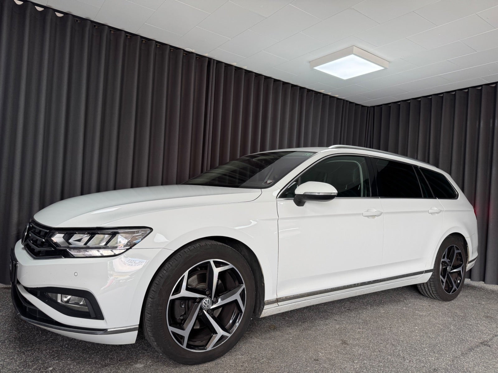 Hvid VW Passat fra 2020