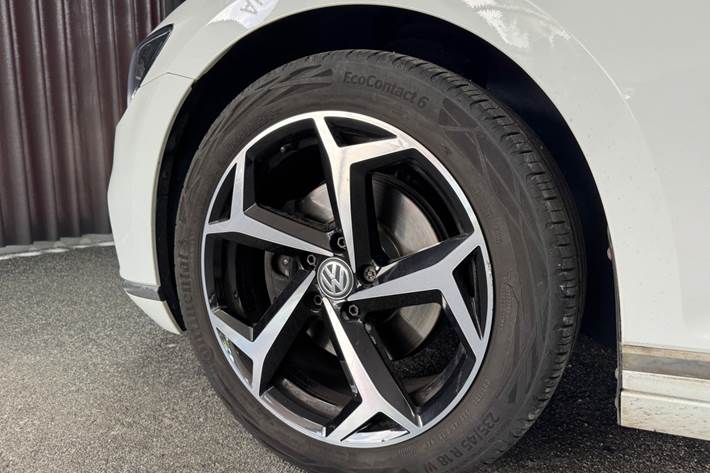 Hvid VW Passat fra 2020
