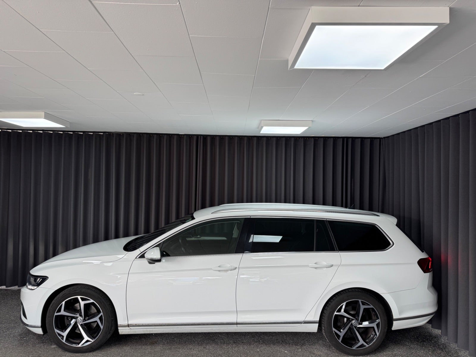 Hvid VW Passat fra 2020