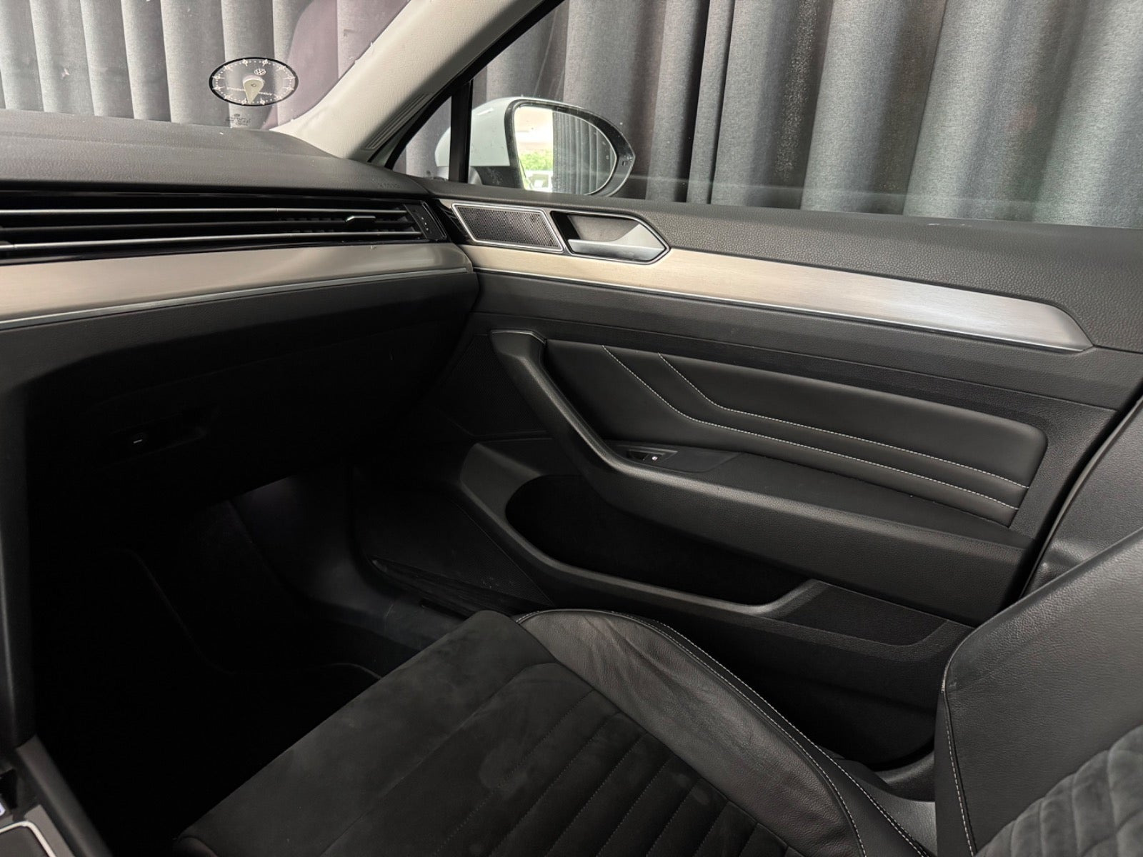 Hvid VW Passat fra 2020