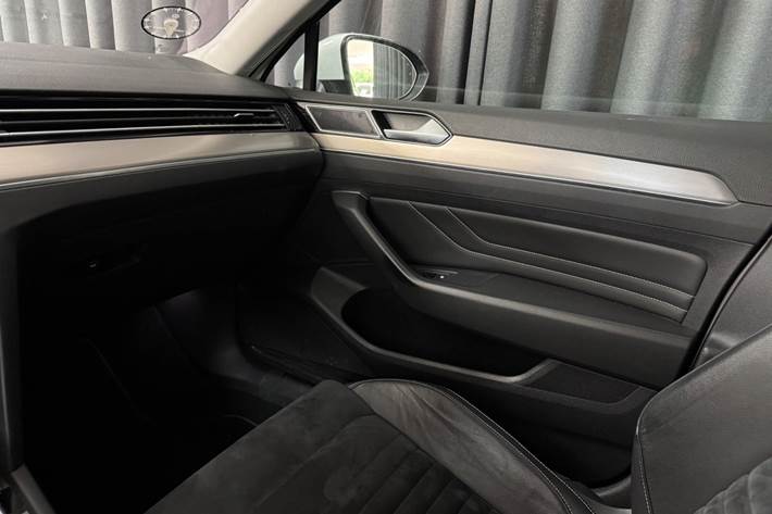 Hvid VW Passat fra 2020