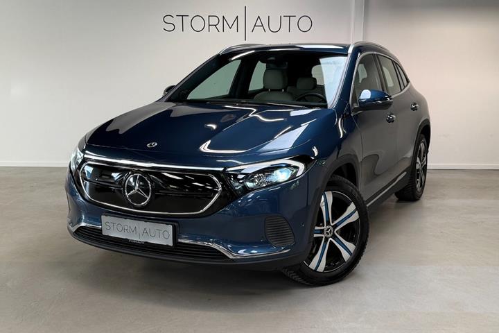 Blå Mercedes EQA250 fra 2022 set udefra