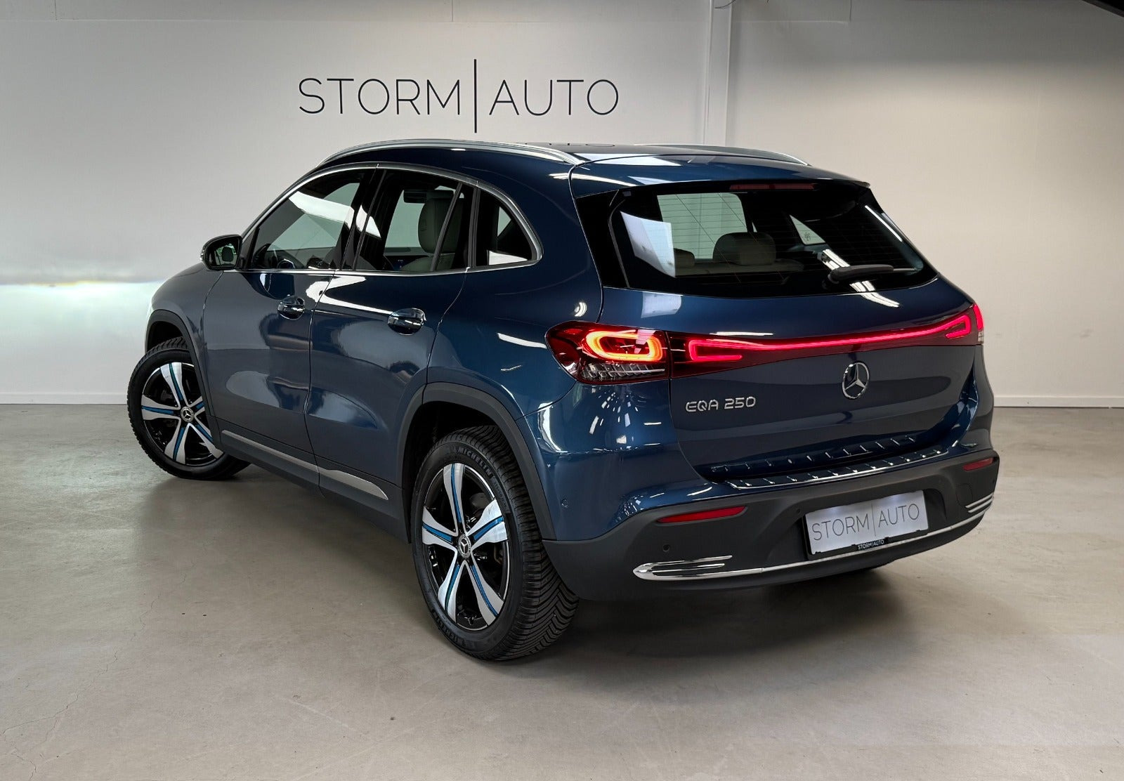 Blå Mercedes EQA250 fra 2022