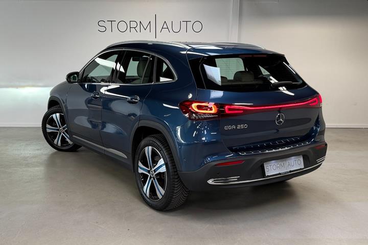 Blå Mercedes EQA250 fra 2022