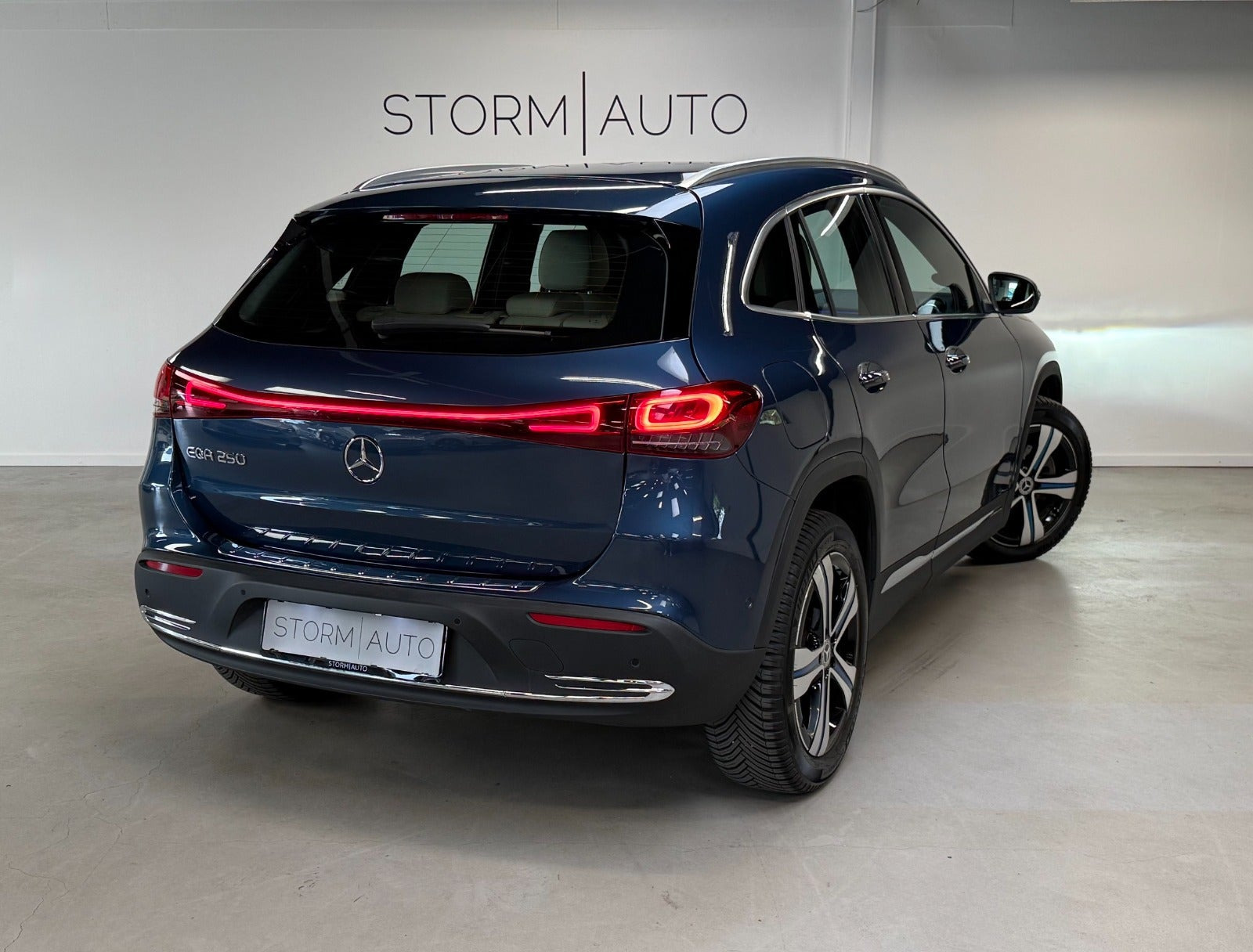 Blå Mercedes EQA250 fra 2022