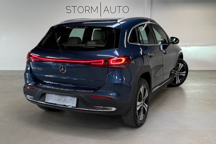 Blå Mercedes EQA250 fra 2022