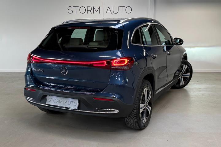 Blå Mercedes EQA250 fra 2022