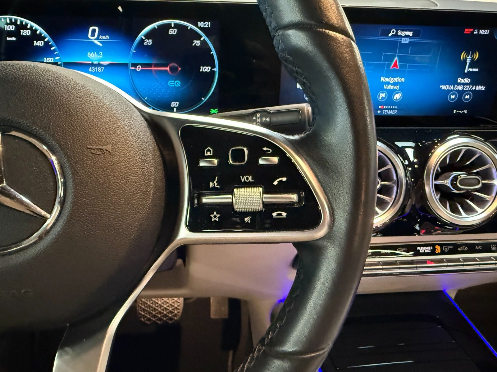 Blå Mercedes EQA250 fra 2022