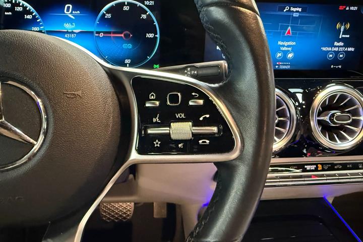 Blå Mercedes EQA250 fra 2022