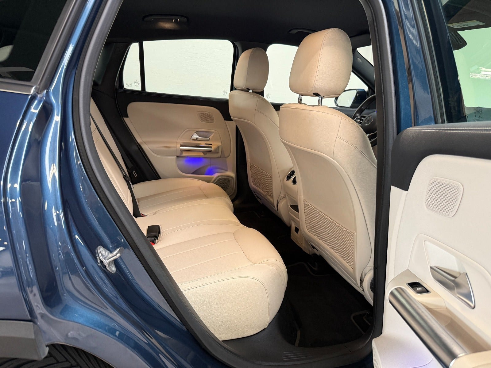 Blå Mercedes EQA250 fra 2022