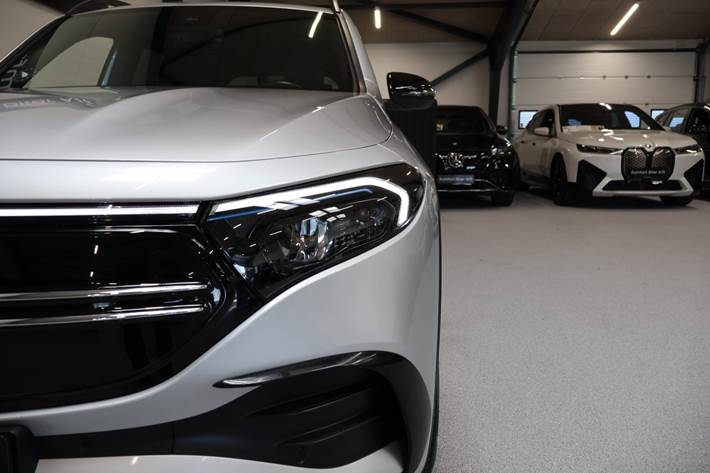Sølv Mercedes EQB250+ fra 2023