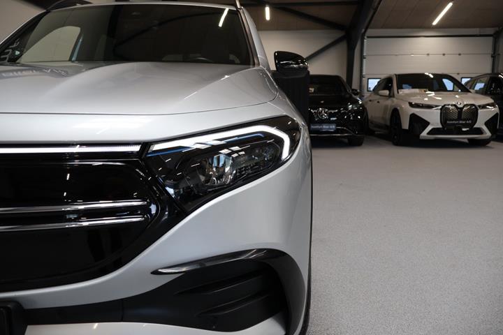 Sølv Mercedes EQB250+ fra 2023