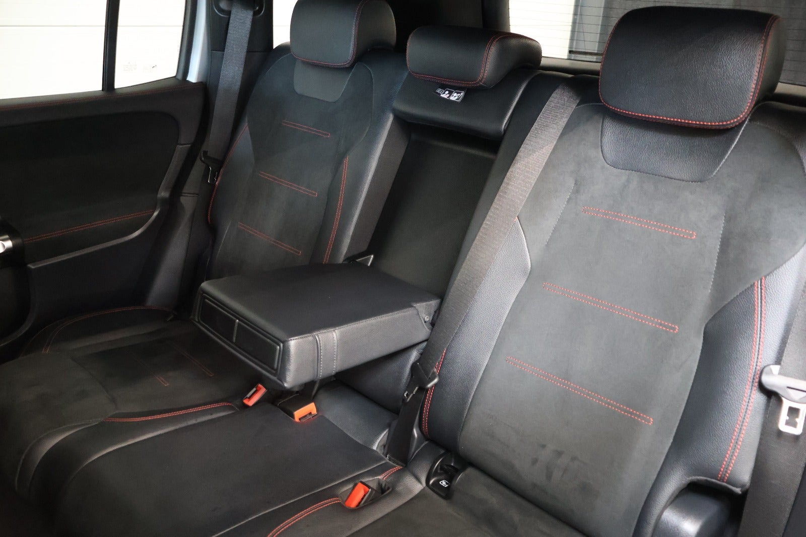 Sølv Mercedes EQB250+ fra 2023