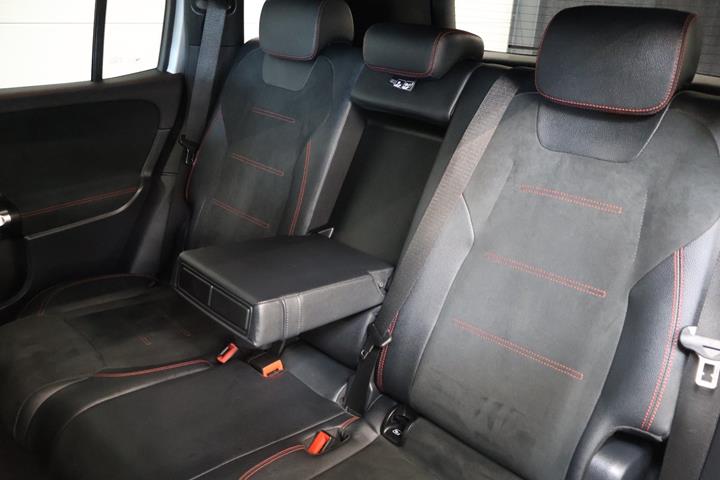 Sølv Mercedes EQB250+ fra 2023