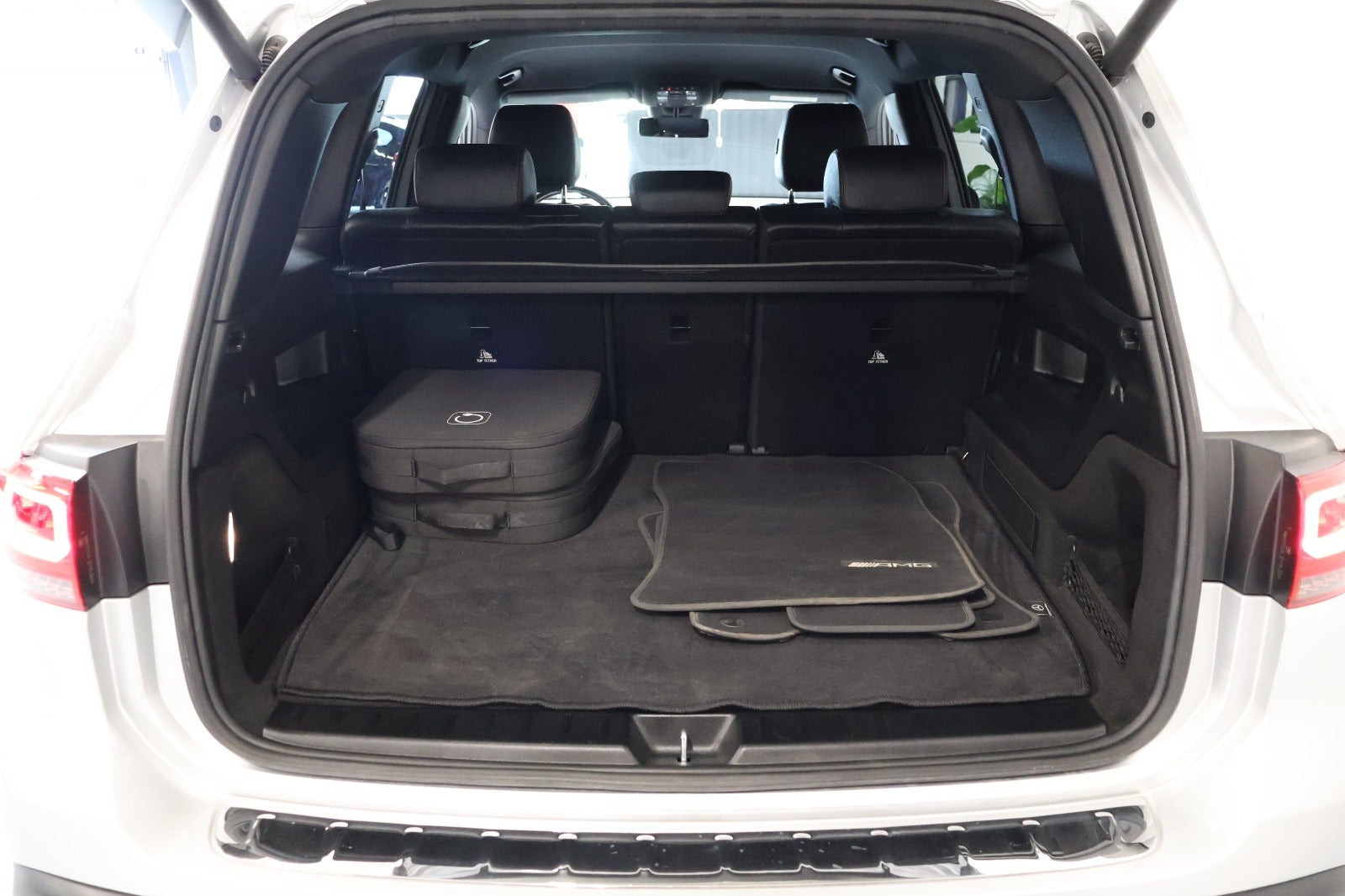 Sølv Mercedes EQB250+ fra 2023
